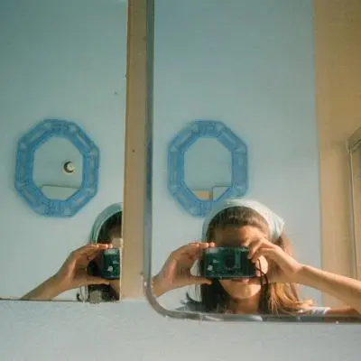Ženy s fotoaparátmi (Autoportrét) - Anne Collier: Women with Cameras (Self Portrait)