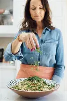 Hýbte sa, trénujte, vyživujte: Udržateľná cesta k zdravšiemu životu - Move, Train, Nourish: The Sustainable Way to a Healthier You