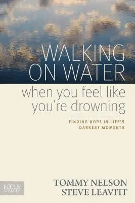 Kráčanie po vode, keď máte pocit, že sa topíte: Hľadanie nádeje v najtemnejších chvíľach života - Walking on Water When You Feel Like You're Drowning: Finding Hope in Life's Darkest Moments