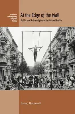 Na okraji múru: Verejné a súkromné sféry v rozdelenom Berlíne: príručka pre sprievodcu múrom. - At the Edge of the Wall: Public and Private Spheres in Divided Berlin