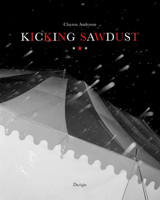 Kopanie pilín: Utekať s cirkusom a karnevalom - Kicking Sawdust: Running Away with the Circus and Carnival
