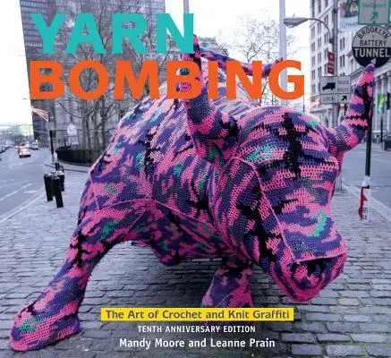 Bombardovanie priadzou: Umenie háčkovania a pletenia graffiti: Desiate výročné vydanie - Yarn Bombing: The Art of Crochet and Knit Graffiti: Tenth Anniversary Edition