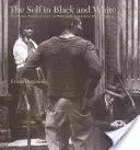 Self in Black and White (Ja v čiernobielom): Rasa a subjektivita v povojnovej americkej fotografii - The Self in Black and White: Race and Subjectivity in Postwar American Photography