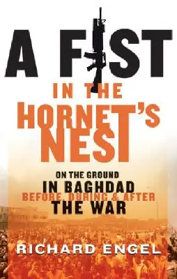 Päsť v sršňom hniezde: V pästi v hniezde: Na zemi v Bagdade pred vojnou, počas nej a po nej - A Fist in the Hornet's Nest: On the Ground in Baghdad Before, During and After the War