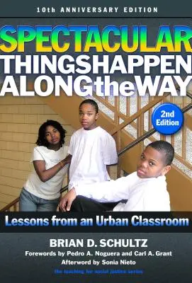 Veľkolepé veci sa dejú na ceste: Vydanie k 10. výročiu: Lekcie z mestskej triedy - Spectacular Things Happen Along the Way: Lessons from an Urban Classroom--10th Anniversary Edition
