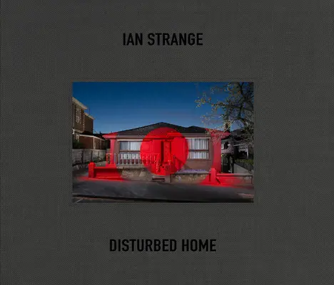 Ian Strange: Narušený domov - Ian Strange: Disturbed Home
