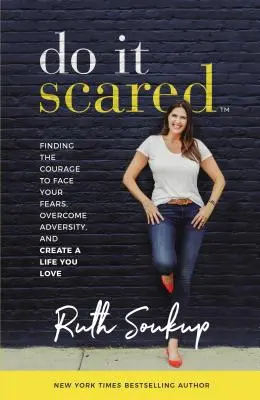 Urobte to so strachom: Vydajte sa na cestu k odvahe čeliť svojim strachom, prekonať nepriazeň osudu a vytvoriť si život, ktorý milujete. - Do It Scared: Finding the Courage to Face Your Fears, Overcome Adversity, and Create a Life You Love