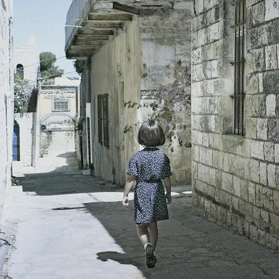 A ulička, ktorú vybielila svetlomodrou farbou: Tajomstvo všetkých tých nadčasových miest, kde sa človek cíti ako doma - And the Alley She Whitewashed in Light Blue: The Secret of All Those Timeless Places Where One Feels at Home