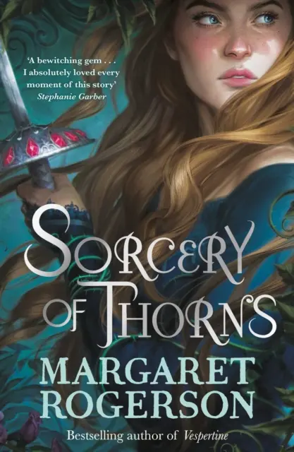 Čaro tŕňov - Srdcervúca fantasy od autorky bestselleru New York Times Očarenie havranov - Sorcery of Thorns - Heart-racing fantasy from the New York Times bestselling author of An Enchantment of Ravens